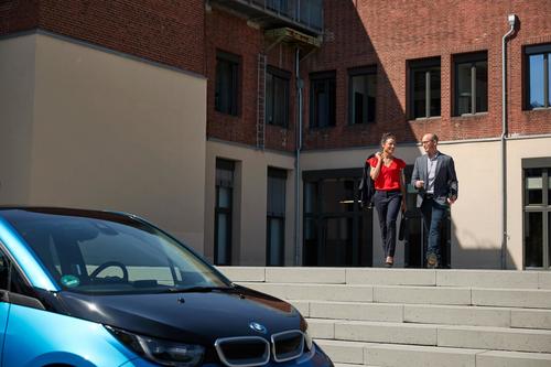 Jakie zabezpieczenia przeciwpożarowe powinny się znajdować w garażach dla aut elektrycznych?